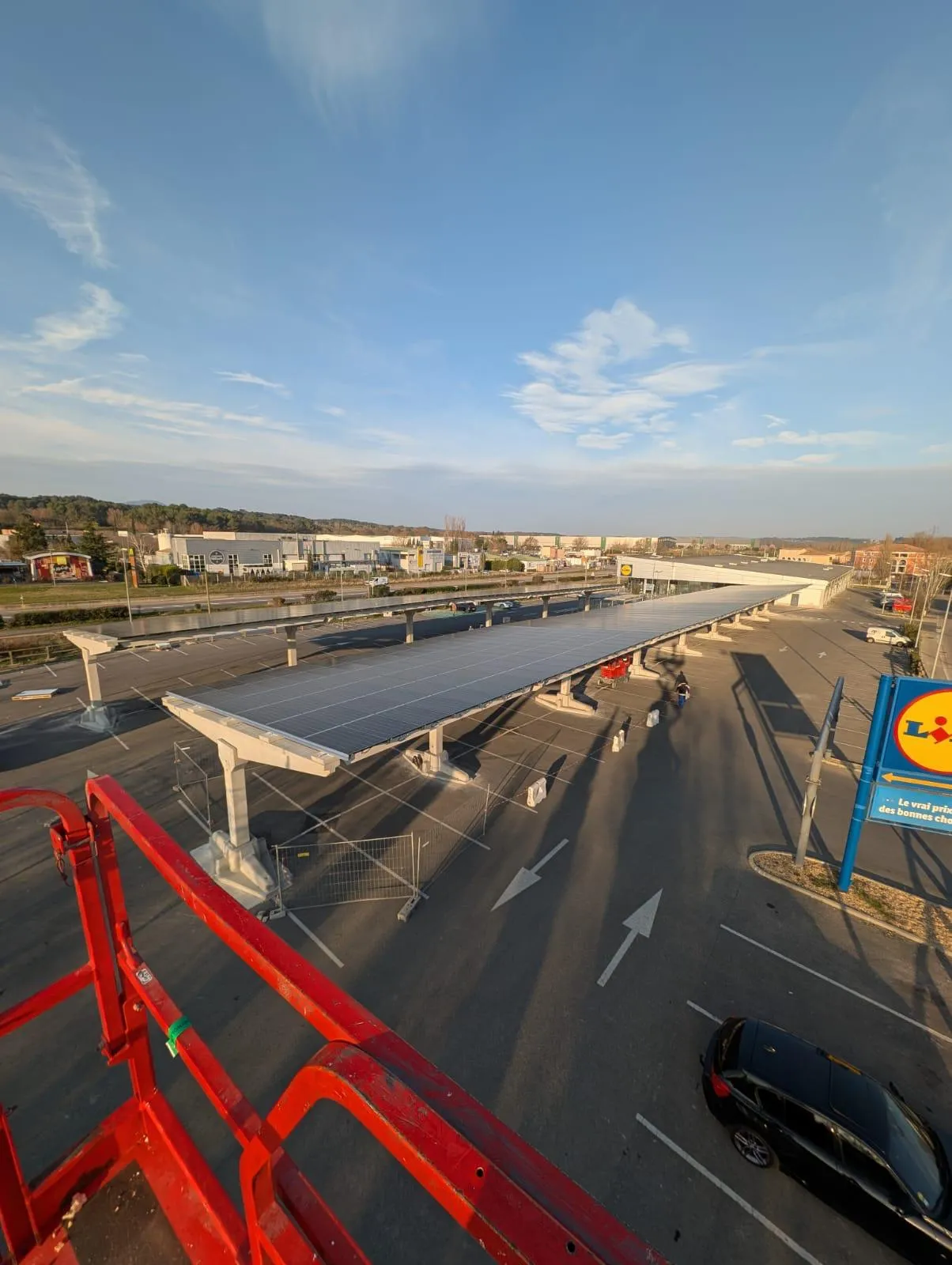 Vue aérienne de l'ombrière solaire sur parking Lidl