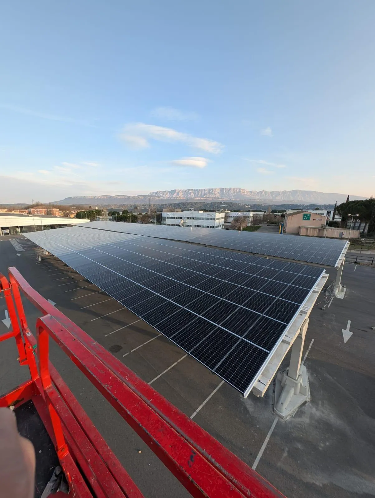 Ombrière photovoltaïque avec panneau solaire intégré