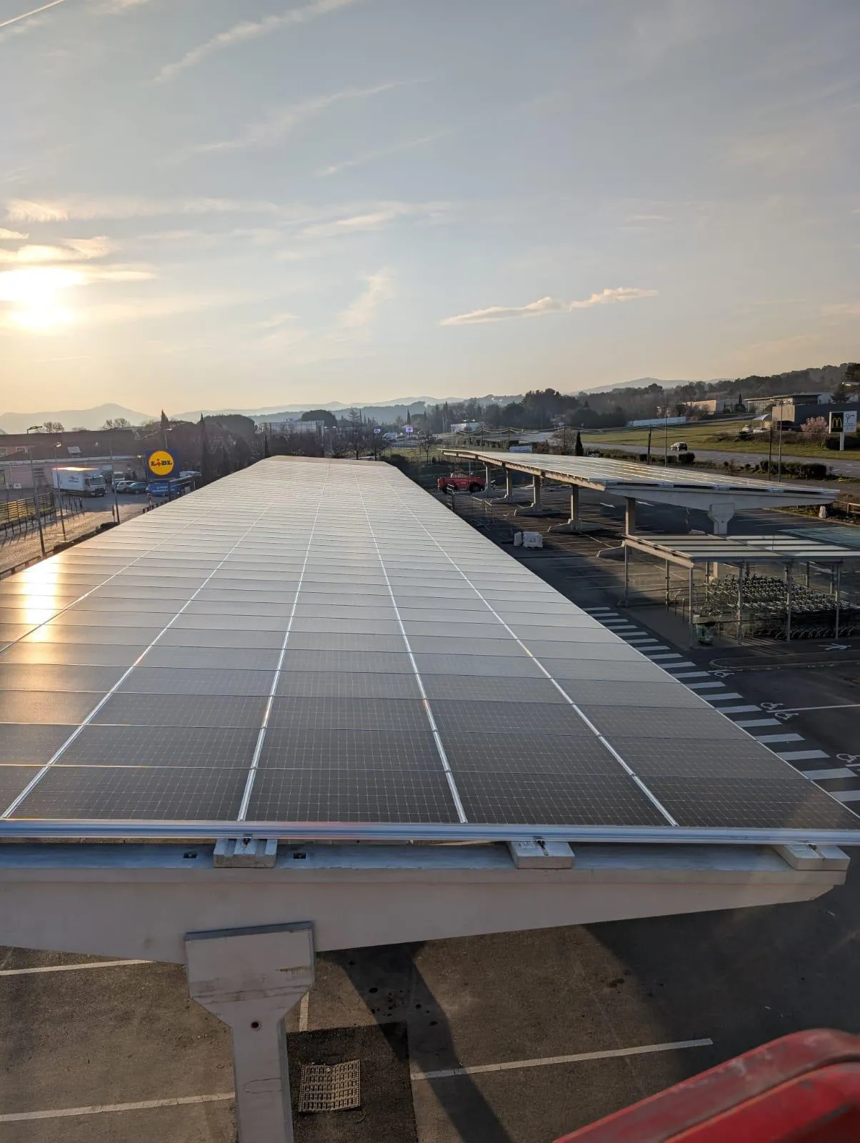 Panneaux solaires installés sur une structure de parking