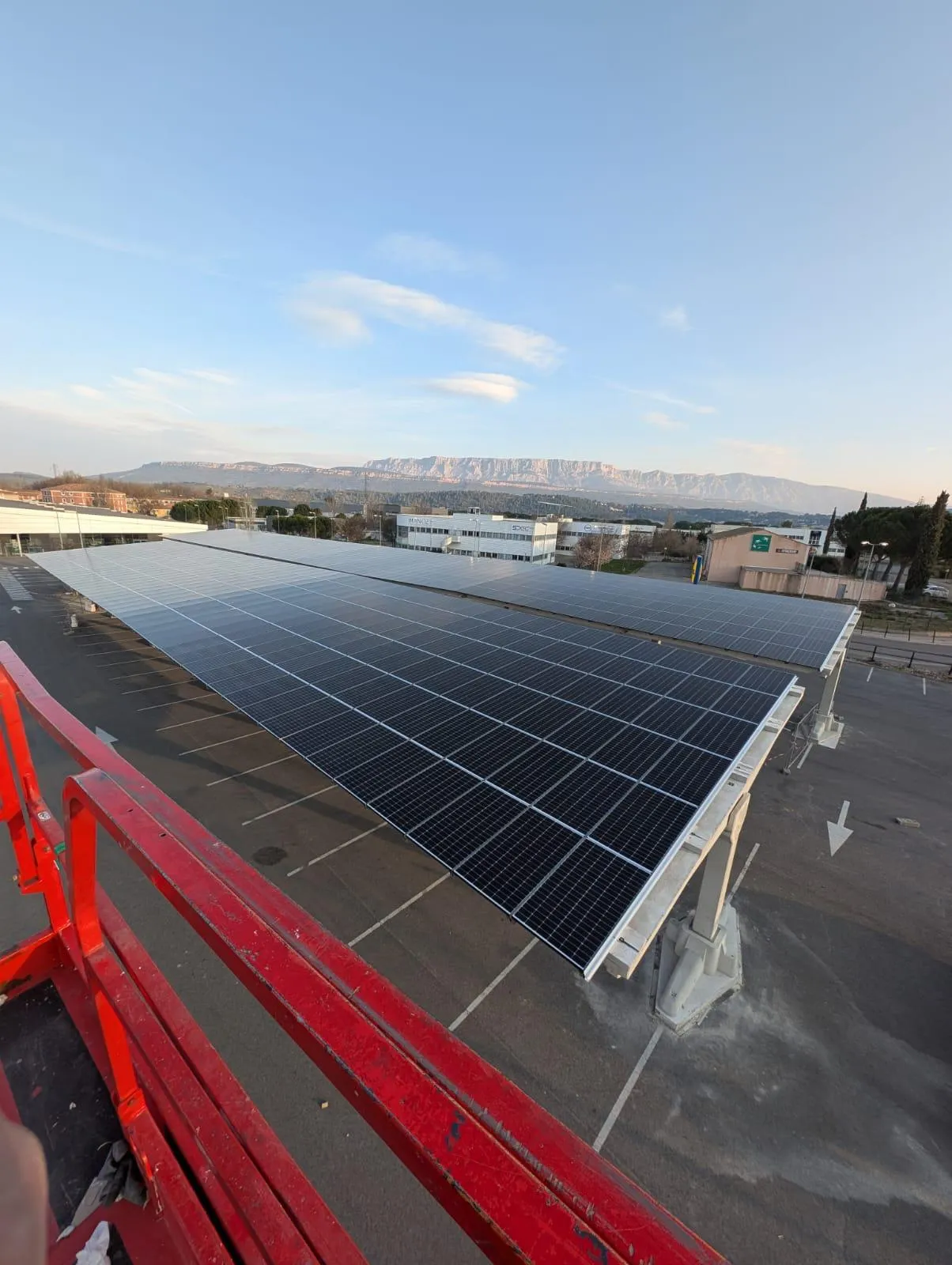 Structure métallique équipée de panneaux photovoltaïques