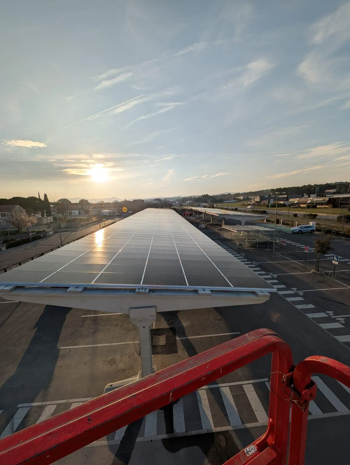 Vue panoramique de l'installation solaire